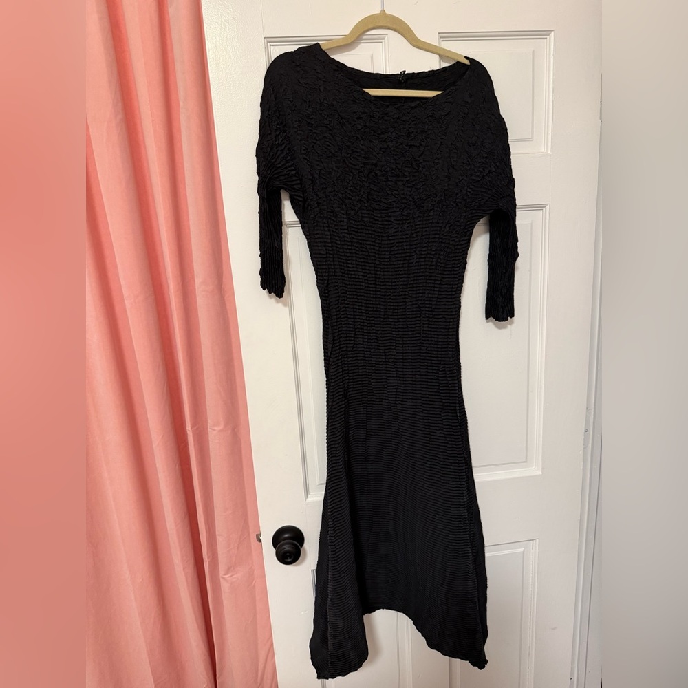 Black crinkle-textured dress, midi length with 3/4 sleeves.